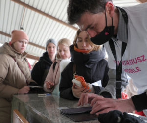 Ukraińscy uchodźcy oczekujący na pomoc na dworcu w Przemyślu