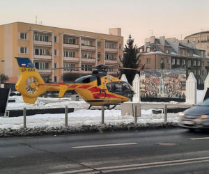 Śmigłowiec ratunkowy na placu Szembeka! Zderzenie samochodów, jeden z nich uderzył w kobietę i dziecko