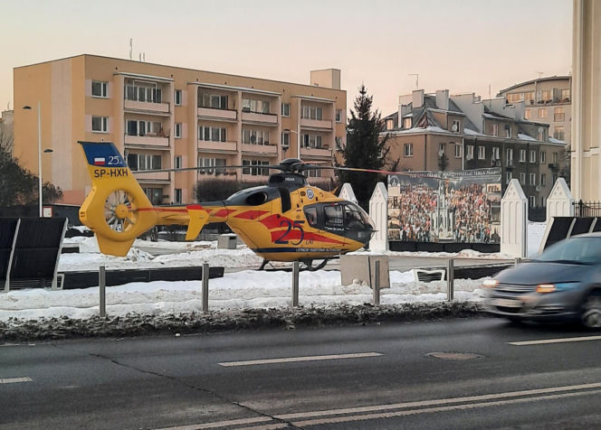 Śmigłowiec ratunkowy na placu Szembeka! Zderzenie samochodów, jeden z nich uderzył w kobietę i dziecko