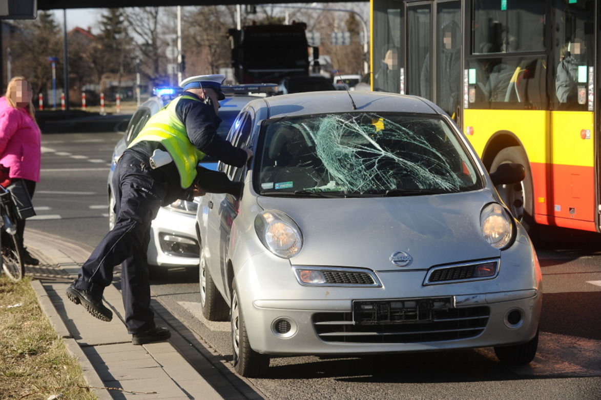Gruchnął małym nissanem w rowerzystkę na przejeździe! Krok od tragedii