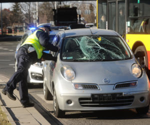 Gruchnął małym nissanem w rowerzystkę na przejeździe! Krok od tragedii