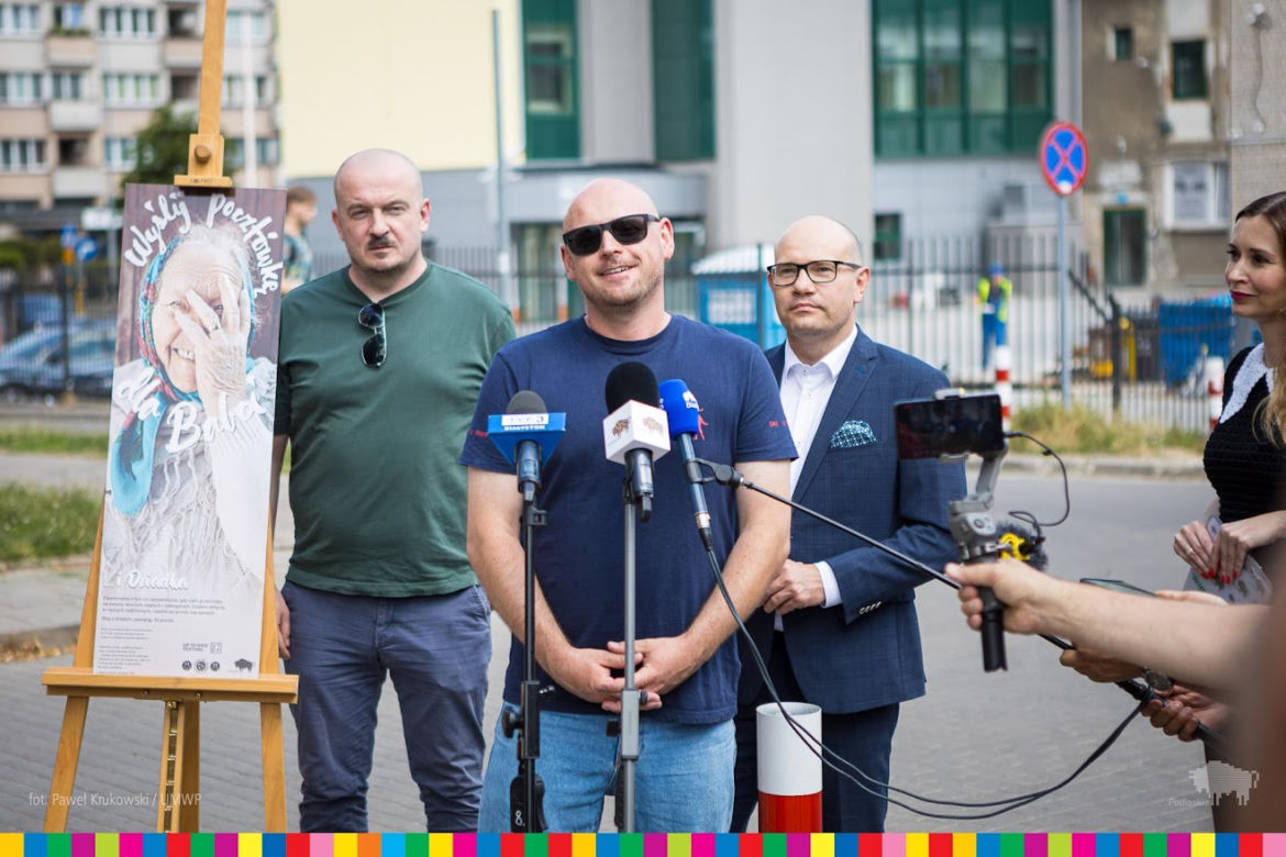 Mural "Wyślij pocztówkę do babci" powróci do Białegostoku. Wiemy kiedy