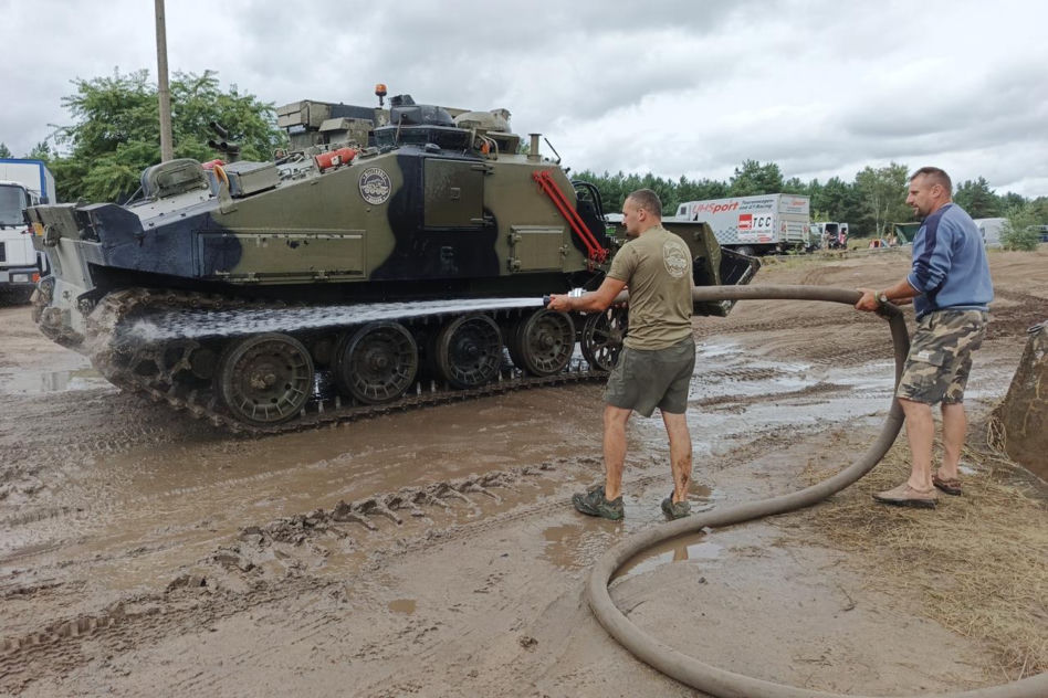 Zjawiskowe pokazy pirotechniczne, kurz i ryk silników