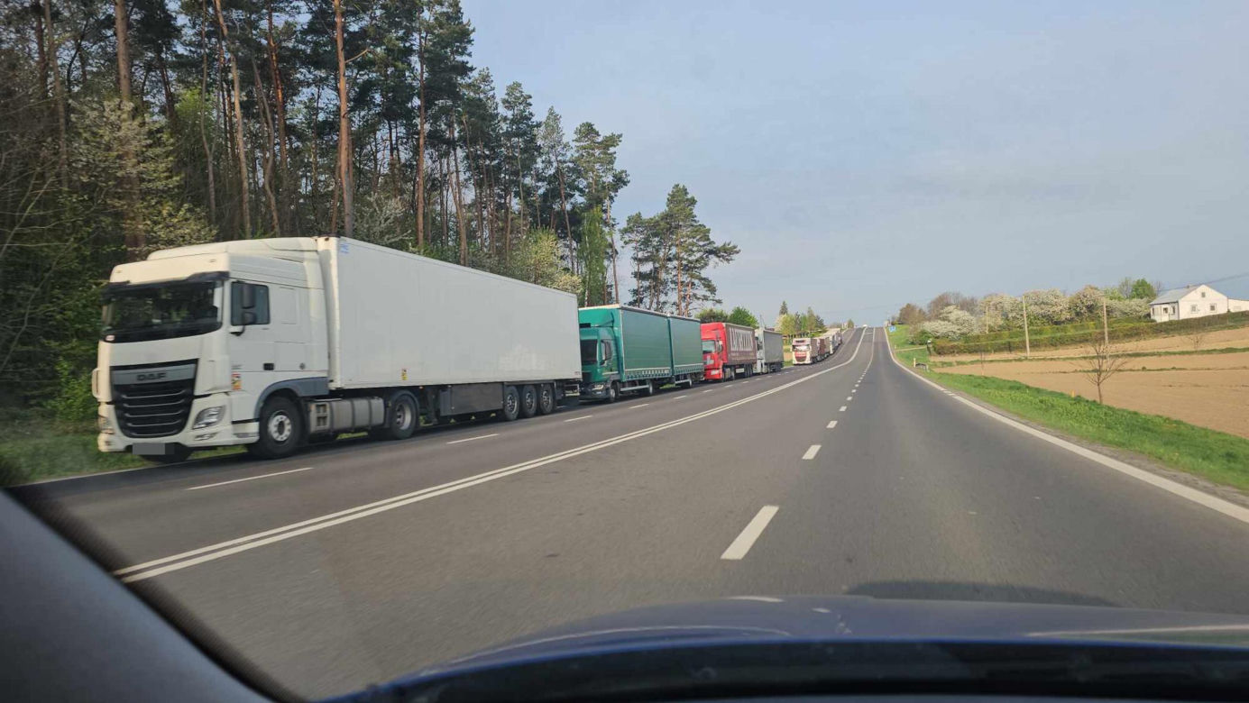 Tiry znów stoją w gigantycznych kolejkach do granicy