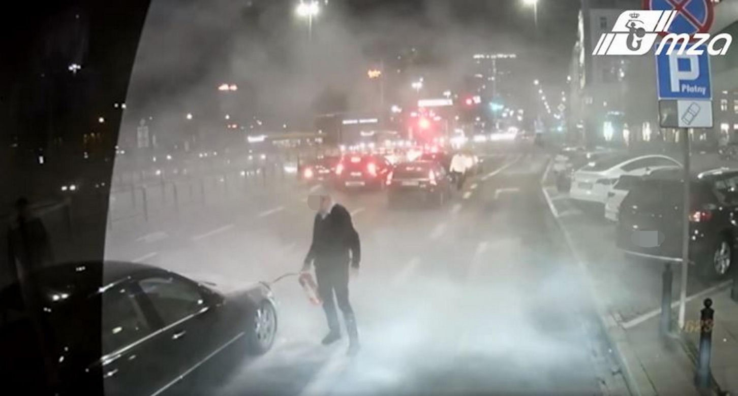 Mercedes płonął przy Dworcu Centralnym. Na ratunek ruszył kierowca autobusu