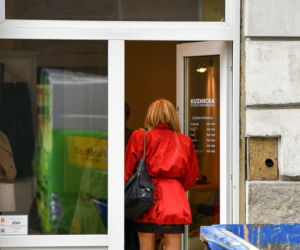 Monika Olejnik w miniówce i czerwonym płaszczyku zadała szyku