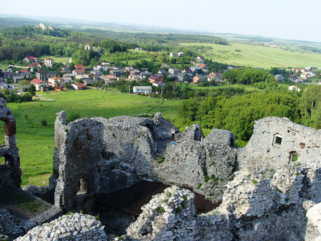 To najpiękniejszy zamek w województwie śląskim. Znajduje się w malowniczej wsi