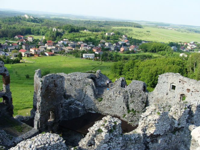 To najpiękniejszy zamek w województwie śląskim. Znajduje się w malowniczej wsi
