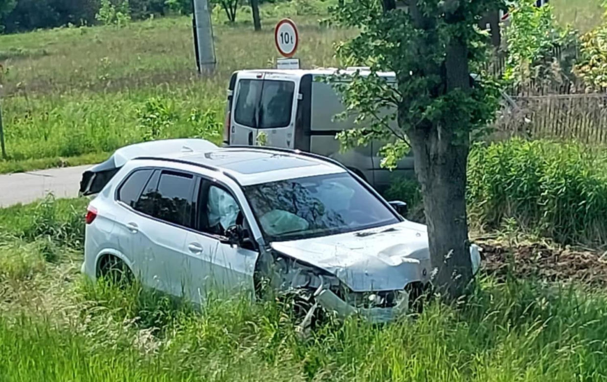 Zderzenie trzech pojazdów w Starym Opolu. Dwie osoby trafiły do szpitala