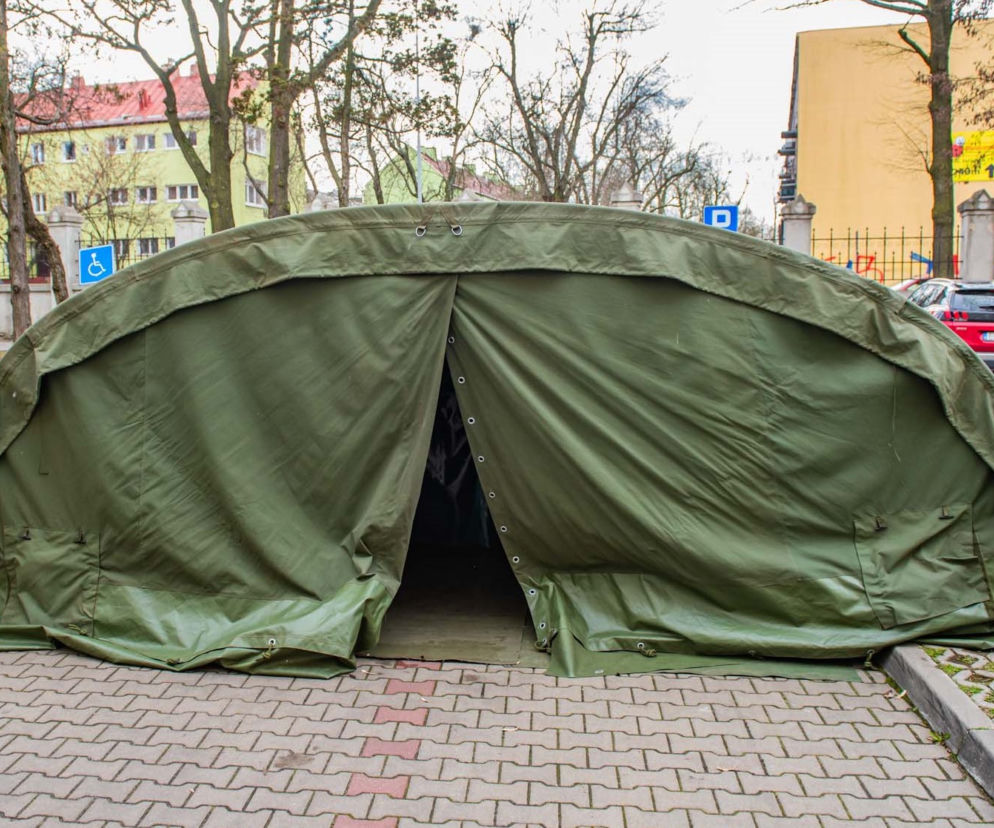 Wojsko rozstawia namioty przed szpitalem na Brochowie
