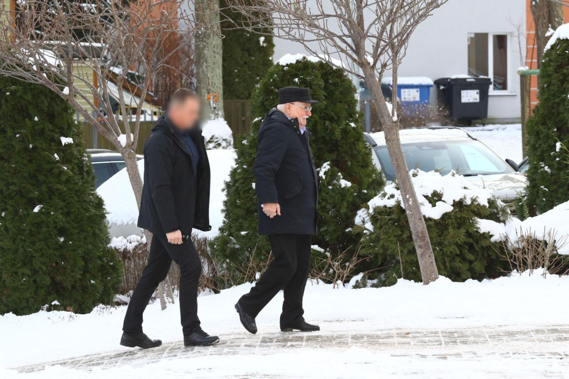 Lech Wałęsa ślizga się na chodniku w drodze do kościoła