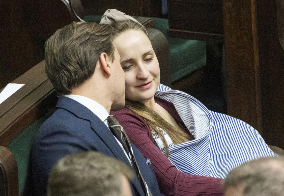 Krzysztof Bosak z żoną Kariną i dzieckiem w Sejmie