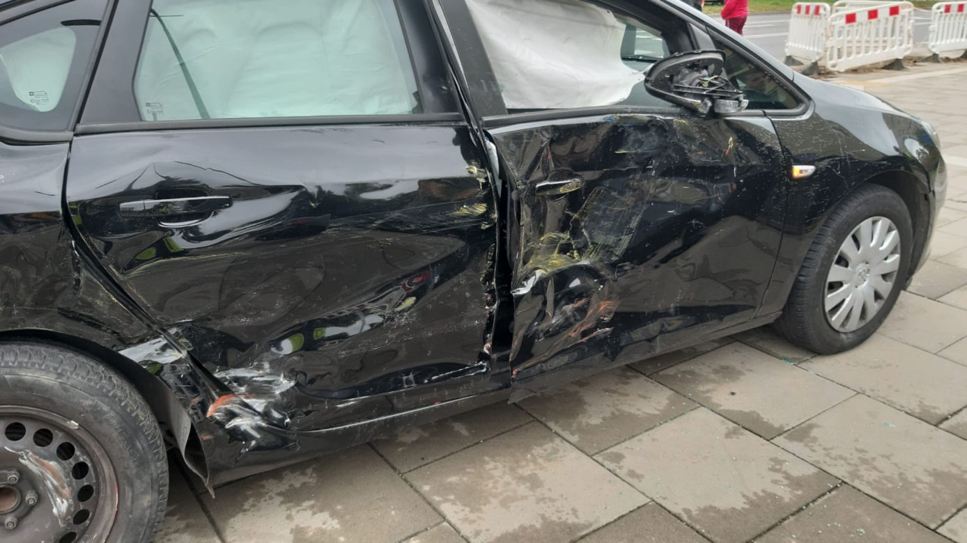 Ranni policjanci! Miejski autobus huknął w radiowóz