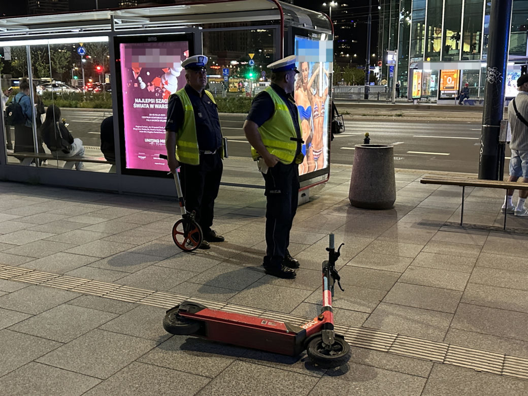 Z impetem huknęła hulajnogą w staruszkę w centrum Warszawy. 15-latka uciekła, złapała ją policja