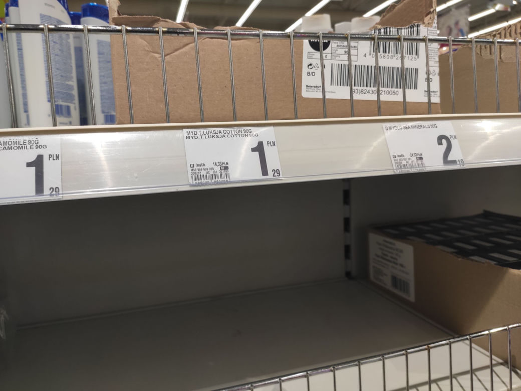 Puste półki w sklepach w Rzeszowie. Szał zakupów [NOWE ZDJĘCIA]