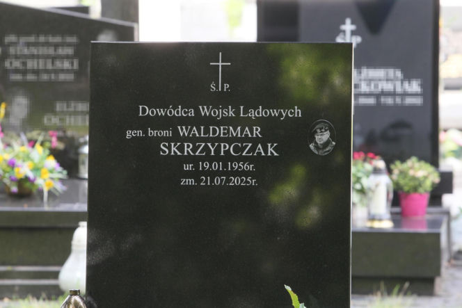 Grób gen. Skrzypczaka w pierwszą rocznicę śmierci