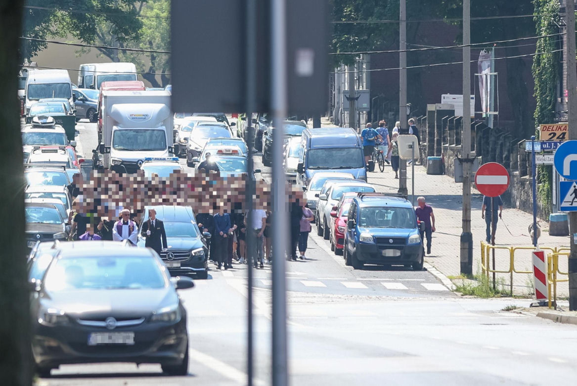 Pogrzeb 18-letniej Wiktorii. Biała urna z prochami spoczęła w grobie. Ból, który rozdziera serca