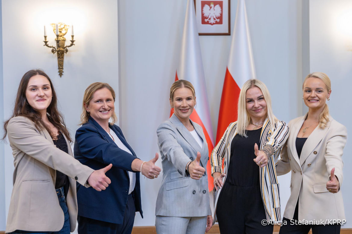 Marta Nawrocka w szarościach