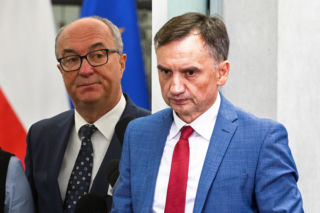 Azyl na Węgrzech może drogo kosztować Ziobrę! Czarzasty wdrożył procedurę