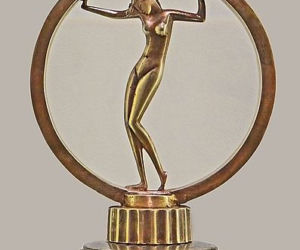 Art deco – charakterystyczna dla stylu i dla epoki statuetka samochodowa