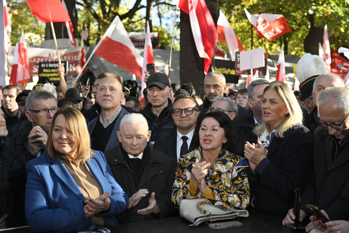 Jarosław Kaczyński w trakcie protestu przed Trybunałem Konstytucyjnym
