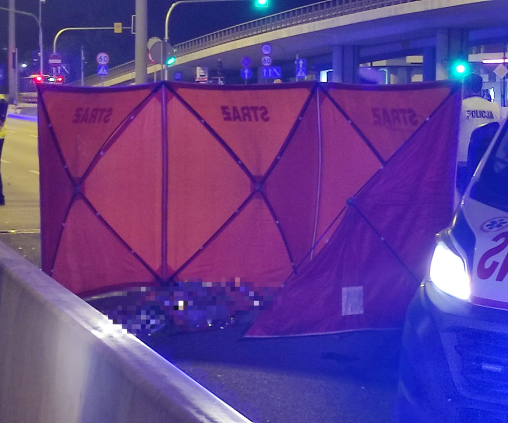Koszmarna śmierć motocyklisty na Białołęce. Motocykl wyleciał w powietrze, samochód dachował [ZDJĘCIA]