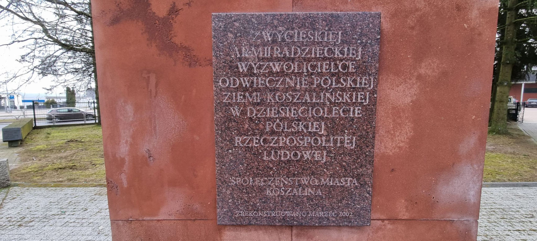Zniszczony pomnik żołnierza radzieckiego na cmentarzu w Koszalinie