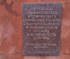 Zniszczony pomnik żołnierza radzieckiego na cmentarzu w Koszalinie