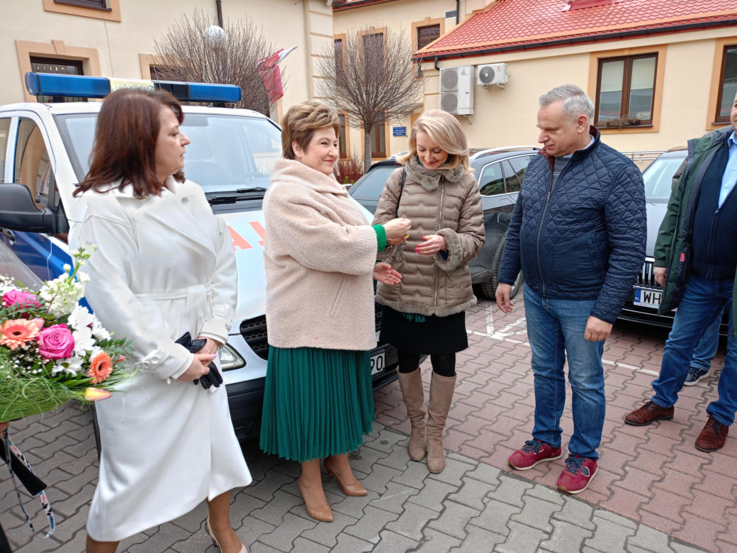 Karetki odebrali przedstawiciele OSP w Mariańskim Porzeczu i przedstawiciele Fundacji Eska Kowalscy