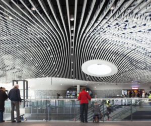 Wnętrze nowego dworca kolejowego w Delft