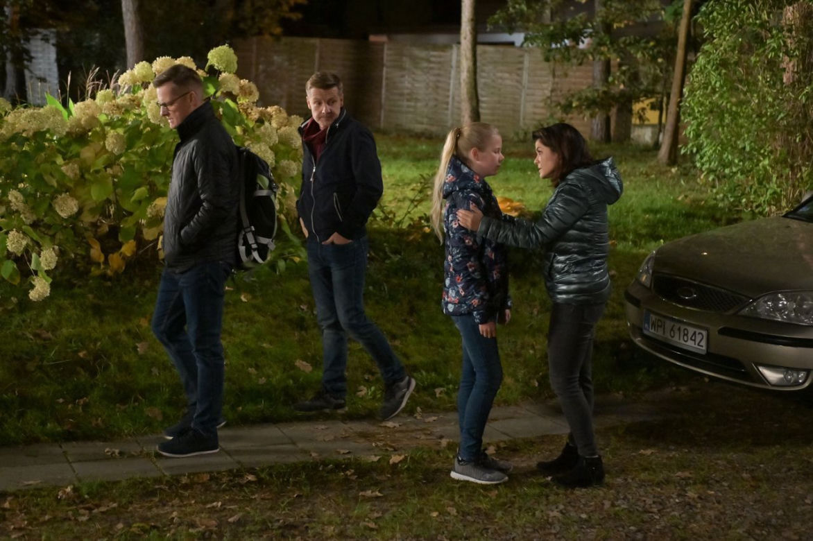 M jak miłość, odcinek 1492: Piotrek (Marcin Mroczek), Kinga (Katarzyna Cichopek) , Lenka (Marysia Głowacka), Paweł (Rafał Mroczek)