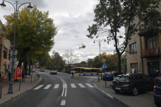Groźny wypadek w Olkuszu. Mężczyzna wtargnął pod samochód