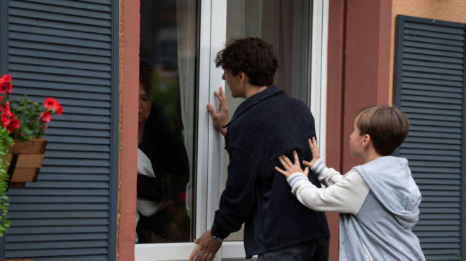 M jak miłość odc. 1893. Marysia (Małgorzata Pieńkowska), Grzesiek (Borys Wiciński), Misiek (Aleksander Bożyk)