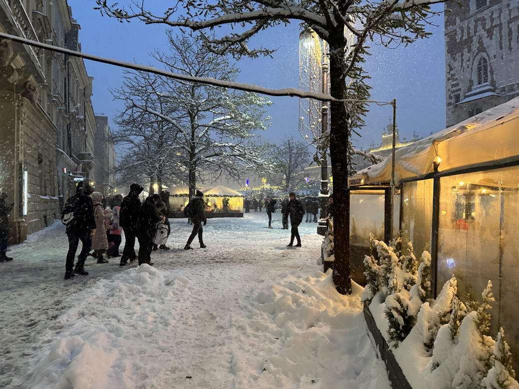 Choinka rozbłysła na Rynku Głównym. Tak wygląda Kraków w zimowej scenerii! 
