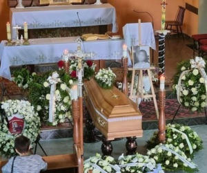 Gryfice. Rozpoczyna się pogrzeb 18-letniej Magdy. Odświętny ołtarz z trumną [ZDJĘCIA]