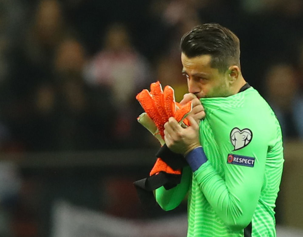 Łukasz Fabiański pożegnał się z reprezentacją Polski! Gorzko płakał, wzruszający gest