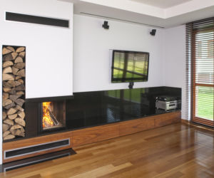 Jakie drewno do kominka? Czy można palić sosną i świerkiem? Co lepiej kupić grab czy topolę - kaloryczność ma znaczenie. Tabela wartości opałowej