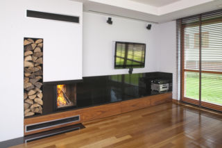 Jakie drewno do kominka? Czy można palić sosną i świerkiem? Co lepiej kupić grab czy topolę - kaloryczność ma znaczenie. Tabela wartości opałowej