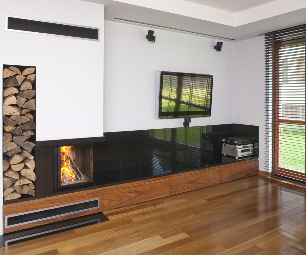 Jakie drewno do kominka? Czy można palić sosną i świerkiem? Co lepiej kupić grab czy topolę - kaloryczność ma znaczenie. Tabela wartości opałowej