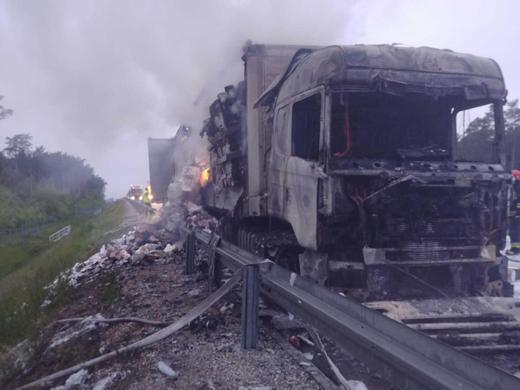 Ogromny pożar na S8 w Łódzkiem. Spłonął TIR