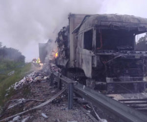 Ogromny pożar na S8 w Łódzkiem. Spłonął TIR
