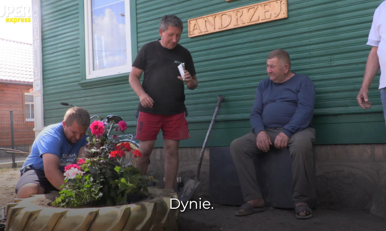 Rolnicy. Podlasie. Andrzej z Plutycz pokazał ODNOWIONE podwórko. Śliczny ogródek, wielkie zmiany. Goście będą zachwyceni