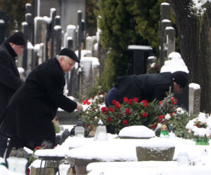 JAROSŁAW KACZYŃSKI NA GROBIE MATKI
