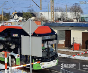 Autobus utknął na przejeździe kolejowym