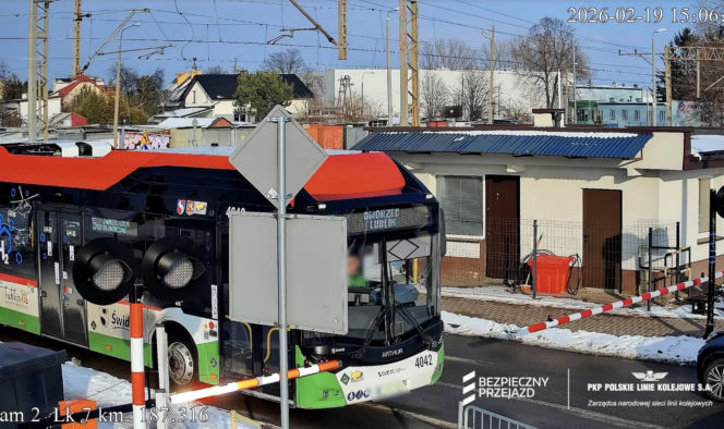 Autobus utknął na przejeździe kolejowym
