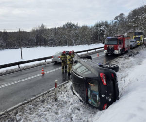 Wypadek w Kłódce koło Grudziądza. Samochód zjechał z drogi i zatrzymał się na boku
