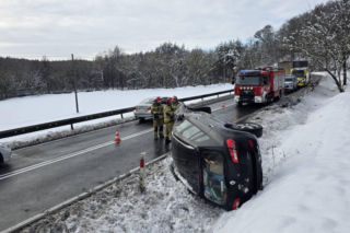Wypadek w Kłódce koło Grudziądza. Samochód zjechał z drogi i zatrzymał się na boku