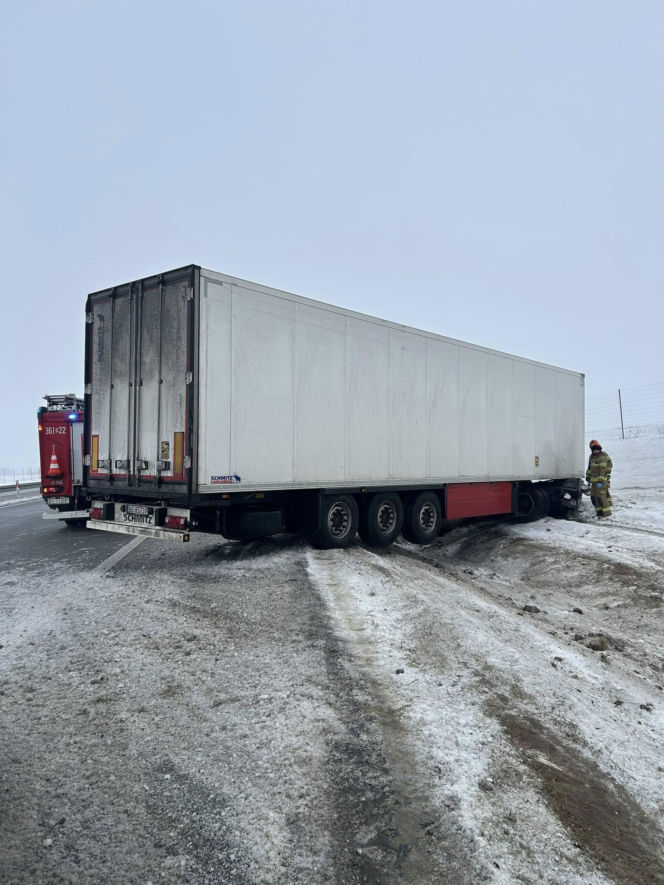 Zdarzenie na S61 pod Łomżą z udziałem ciężarówki