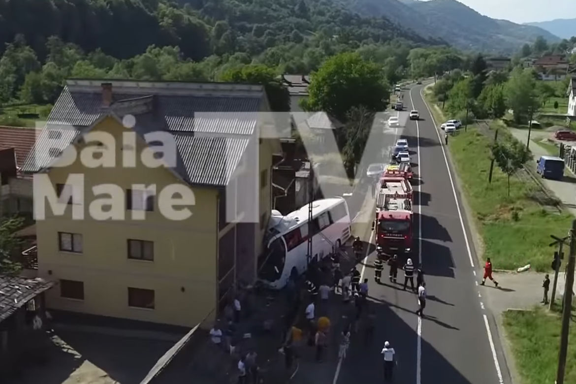  Tragiczny wypadek polskiego autokaru! Jest ofiara, roztrzaskał się o dom. WIDEO