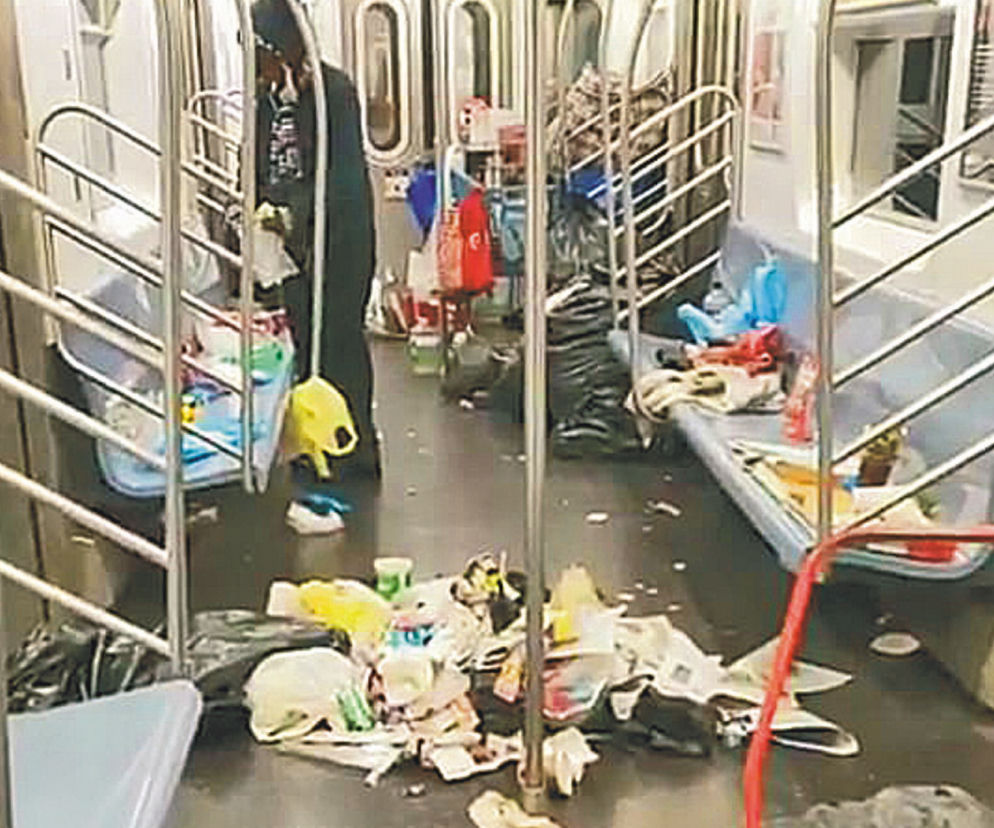 Wagony metra jak śmietniki